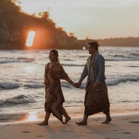 Foto prewedding terbaru anak pejabat yang mencuri perhatian adalah putri Jokowi, Kahiyang dengan Bobby Nasution. Dua sejoli tersebut tampak serasi menggunakan batik. Keduanya tampak mesra berjalan di pinggir pantai Nusa Penida, Bali sambil bergandengan tangan. Foto: Dok. All Season Photos
