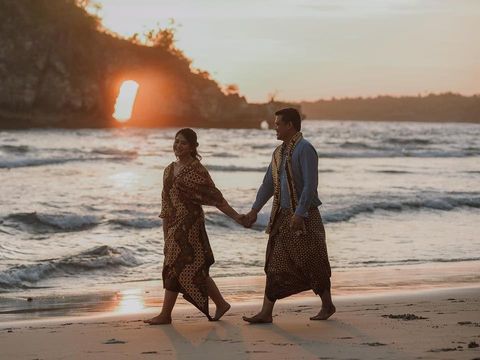 Kahiyang dan Bobby pamer kemesraan untuk foto prewedding mereka.