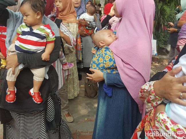 Hati-hati, Ini Risikonya Jika Salah Posisi Menggendong Anak