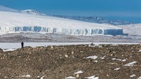 Lembah Kering McMurdo terletak di pantai barat McMurdo Sound dengan bentuknya berupa daerah bebas es terbesar di Antartika. Luas permukaannya sekitar 4.800 kilometer persegi (Dok. Oceanwide Expeditions)