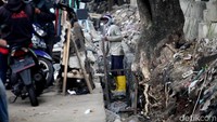 Pengerajaan saluran air tersebut diakibatkan tidak berpungsinya got yang menyebabkan genangan air kala musim hujan.