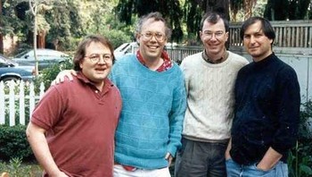 Jobs pernah melempar semua uang koin dan dolar yang ada di sakunya ke lautan. Hal itu diceritakan oleh Chrisann Brennan pacar pertama Jobs padahal kala itu mereka lagi kesulitan uang. (Foto: Internet)