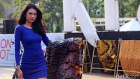 Seorang model beraksi.