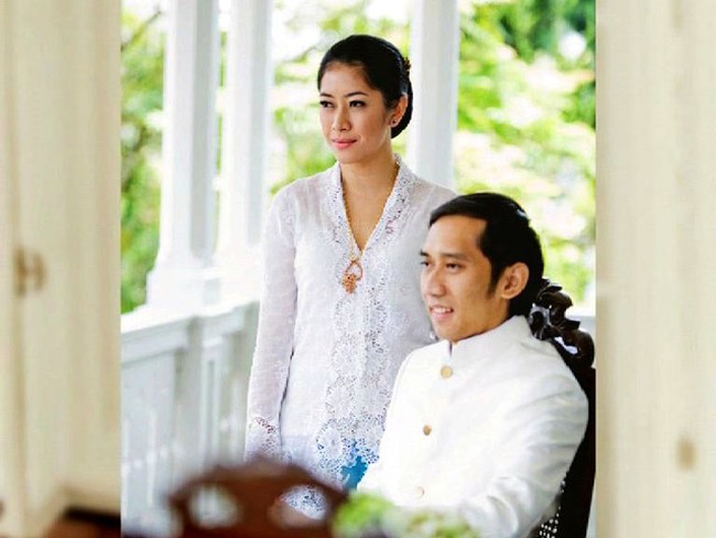 Foto prewedding anak pejabat lainnya yang juga mencuri perhatian adalah Ibas dan Aliya. Ibas merupakan putra dari mantan Presiden Susilo Bambang Yudhoyono dan Aliya merupakan putri dari mantan Menteri Koordinator Bidang Perekonomian Hatta Rajasa. Dalam foto preweddingnya, Ibas dan Aliya menggunakan kebaya dan beskap. Foto: ist