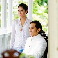 Foto prewedding anak pejabat lainnya yang juga mencuri perhatian adalah Ibas dan Aliya. Ibas merupakan putra dari mantan Presiden Susilo Bambang Yudhoyono dan Aliya merupakan putri dari mantan Menteri Koordinator Bidang Perekonomian Hatta Rajasa. Dalam foto preweddingnya, Ibas dan Aliya menggunakan kebaya dan beskap. Foto: ist