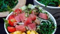Semangkuk campuran nasi, ikan mentah dan sayuran dikenal dengan nama poke. Orang Hawaii biasa menyebut menu ini sebagai ‘sushi in bowl’. Foto: Istimewa