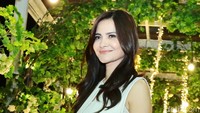 Cut Tari menambahkan aksen emas lewat clutch gold yang ia jinjing. (Ismail/detikHOT)