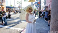 Tak hanya tokoh kartun, mereka juga meniru tokoh terkenal, seperti misalnya gadis yang bercosplay jadi sosok Marilyn Monroe, model seksi dari Amerika Serikat (Wahyu/detikTravel)