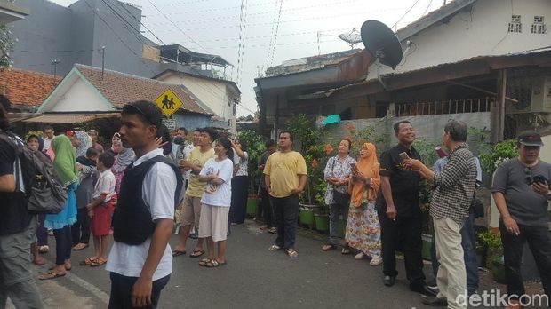 Warga menyaksikan rekonstruksi pembunuhan Husni Zarkasih (58) dan istrinya, Zakiah Husni (53), yang ditemukan terbungkus bedcover di Sungai Klawing, Purbalingga, Senin (9/10/2017)