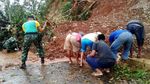 Prajurit Kostrad Bantu Bersihkan Material Longsor di Pangandaran