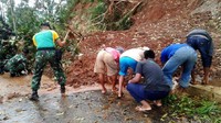 Prajurit Kostrad bersama warga bahu-membahu membersihkan material longsor. (Penkostrad).