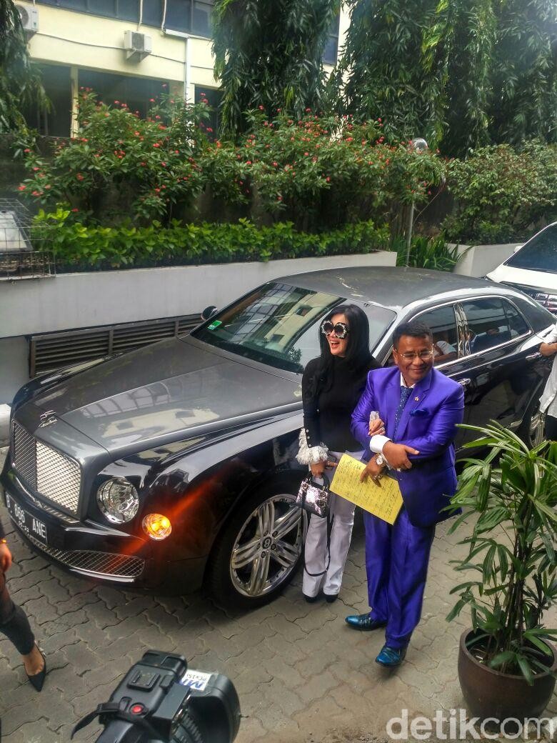 Foto Mentereng Syahrini Hotman Paris Ke Bareskrim Naik Bentley