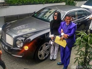 Hotman: Syahrini Dapat VVIP sebagai Imbalan Posting First Travel