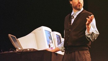 Jobs saat masih SMP berani meminta kepada William Hewlett, pendiri dan presiden Hewlett-Packard (HP), untuk meminta suku cadang demi proyek sekolahnya. Kagum dengan keberaniannya, Hewlett pun memberikan apa yang dibutuhkan Jobs dan juga menawari magang. Dari tempat itulah awal mula Jobs bertemu dengan Steve Wozniak. (Foto: Internet)