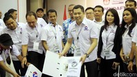 Hary Tanoe menunjukkan berkas yang akan diserahkan kepada KPU.