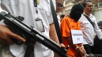 Rekonstruksi digelar di kediaman Husni Zarkasih (58) dan istrinya, Zakiah Husni (53), di Jalan Pengairan Nomor 21, Bendungan Hilir, Tanah Abang, Jakarta Pusat.