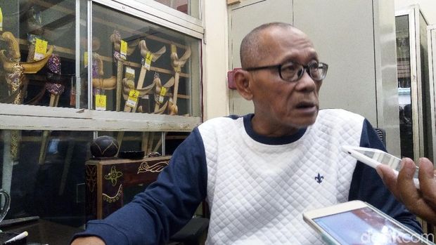 Sugiyatno, pemilik Toko Busana Jawi Suratman.