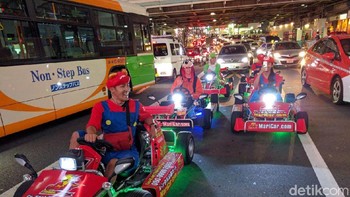 Nah, yang ini rombongan yang kami temui di Shibuya. Mereka pun jadi pusat perhatian terutama turis. Foto: Muhammad Alif Goenawan/detikINET