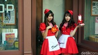 2 Gadis cantik ini cosplay jadi pelayan restoran imut. Mereka dandan maksimal untuk meramaikan perayaan Halloween yang berlangsung di Universal Studio Osaka, Jepang (Wahyu/detikTravel)