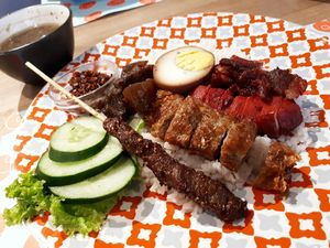 Gopek: Di Sini Bisa Jajan Nasi Campur dan Bakso Sengkel yang Enak