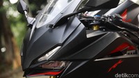 Bicara soal desain ya sudah pasti Otolovers, Honda boleh mendapatkan acungan jempol kali ini. Motor sport ini lahir dengan lekukan tajam di setiap sudutnya. Mata sipit yang meruncing dengan desain futuristik membuat All New Honda CBR250RR ini mampu membelah angin dengan sempurna.
