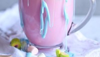 Yang sedang jadi tren kekinian ‘Hot Chocolate Unicorn’. Tidak memakai dark chocolate tetapi white chocolate dengan sedikit pewarna pink. Dilengkapi cokelat leleh warna-warni dan marhmallow. Foto: Istimewa