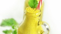 Kalau smoothie ini memakai holy basil dan lidah buaya. Tambahkan pisang beku supaya smoothie tetap bertekstur creamy tanpa memakai susu.