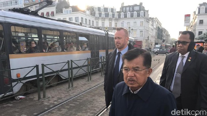 Jogging atau lari santai juga dipilih oleh Wakil Presiden Jusuf Kalla (JK) sebagai olahraga favorit. Bedanya, bagi JK di usianya yang sudah menginjak 75 tahun sekarang ini, jogging diartikan sebagai jalan kaki. Pastilah ada batasannya. Kalau dulu jogging itu lari, sekarang itu jalan kaki, katanya. Foto: Dok. Setwapres Jogging atau lari santai juga dipilih oleh Wakil Presiden Jusuf Kalla (JK) sebagai olahraga favorit. Bedanya, bagi JK di usianya yang sudah menginjak 75 tahun sekarang ini, jogging diartikan sebagai jalan kaki. Pastilah ada batasannya. Kalau dulu jogging itu lari, sekarang itu jalan kaki, katanya. Foto: Dok. Setwapres