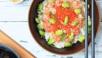 Popularitas poke bowls naik beberapa tahun ke belakang. Menu sehat berbahan ikan mentah ini diberi topping aneka sayur dan buah. Total tagar #pokebowls di Instagram mencapai  lebih dari 247 ribu. Foto: Istimewa
