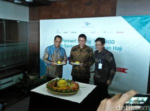 Musim Haji Selesai, Menhub-Menag-Dirut Garuda Potong Tumpeng