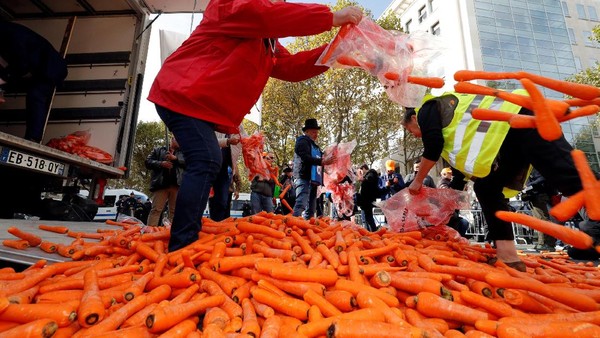 Banjir Wortel di Paris Saat Pedagang Protes Kenaikan Harga Rokok