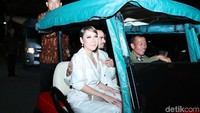 Bunga Citra Lestari dan Ashraff Sinclair naik mobil golf menghadiri resepsi yang digelar di Intercontinental Bandung itu. Foto: Ismail