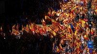 Dalam aksi ini mereka terus mengibarkan bendera Spanyol. Juan Medina/Reuters.