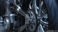 Jika kita lihat, bagian frame, tangki, suspensi, sampai knalpot semuanya sudah dimodifikasi secara unik. (Kustomfest).