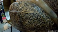Ruli Krisnawan, pria asal Jepara, Jawa Tengah, tak ingin warisan budaya nenek moyangnya pudar. Untuk meneruskannya, Ruli dari Ruli Wood Custom ini mengombinasikan budaya Jepara dengan kesukaannya terhadap motor Vespa.