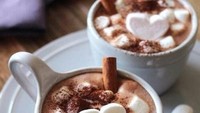 Diracik dari susu segar, cokelat bubuk dan gula palem, cokelat panas ini tampil lebih manis. Taburan marshmallow yang lumer manis menambah asyik dihirup perlahan.Foto: Istimewa