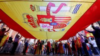Warga membentangkan bendera Spanyol raksasa. Gonzalo Fuentes/Reuters.