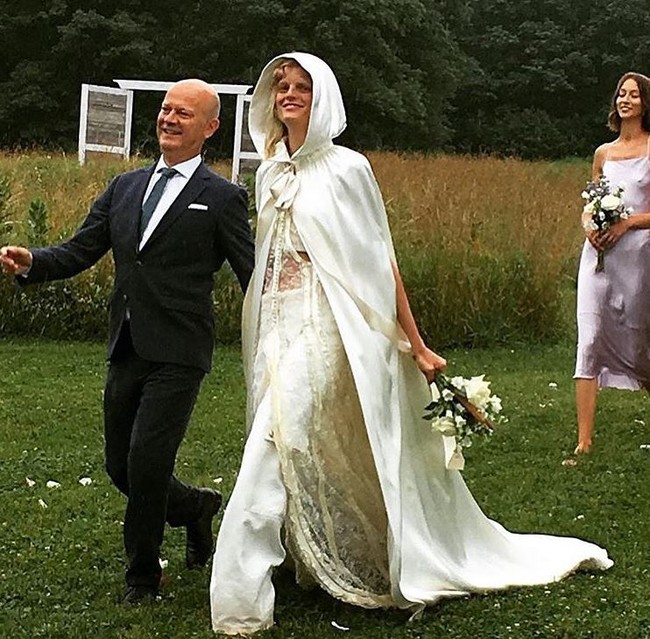 Pesta pernikahan bertema bohemian ala model Hanne Gaby Odiele terkesan begitu intim dan menyenangkan. Pengantin pun memakai two piece yang terdiri dari bralet dan celana palazzo, rancangan Alexander Wang. Foto: Ist.