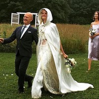 Pesta pernikahan bertema bohemian ala model Hanne Gaby Odiele terkesan begitu intim dan menyenangkan. Pengantin pun memakai two piece yang terdiri dari bralet dan celana palazzo, rancangan Alexander Wang. Foto: Ist.