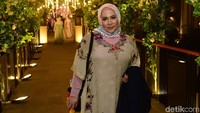 Melly Goeslaw kali ini tampil bergitu berbeda. Bikin pangling. Foto: Noel/detikHOT