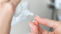 Bila lensa kontak tidak dibersihkan dengan baik, mikroorganisme dapat menempel dan masuk ke dalam mata. (Foto: Thinkstock)