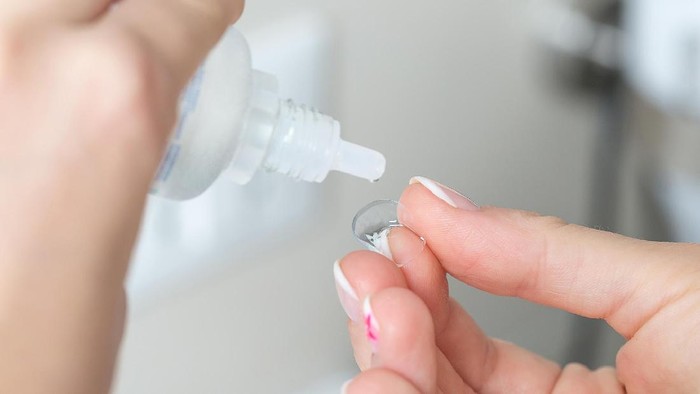 lensa kontak Contact lens on fingers