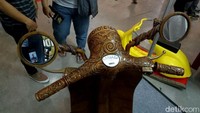 Kayu yang digunakan adalah kayu jati. Ruli memilih kayu jati karena merupakan salah satu kayu yang punya kekuatan bagus.