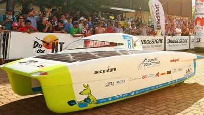 Foto: Keren! Balapan Mobil Bertenaga Surya