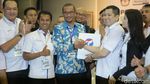 Senyum HT Saat Daftarkan Perindo ke KPU dan Janji Dukung Jokowi