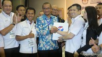 Hary Tanoe menyerahkan berkas pendaftaran peserta Pemilu 2019 kepada KPU.