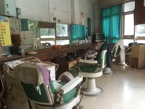 Barber Shop Ini Pakai Cara Anti Mainstream Potong Rambut Pelanggannya