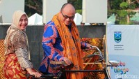 Tidak hanya para model yang memamerkan keindahan batik-batik Kabupaten Probolinggo, Wakil Bupati Probolinggo Timbul Prihanjoko dan istrinya juga ikut unjuk kebolehan.