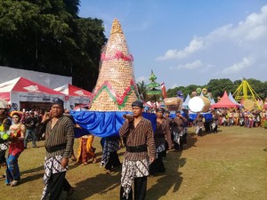 Warga Magetan Berebut Bolu Rahayu di Tradisi Ledug Suro