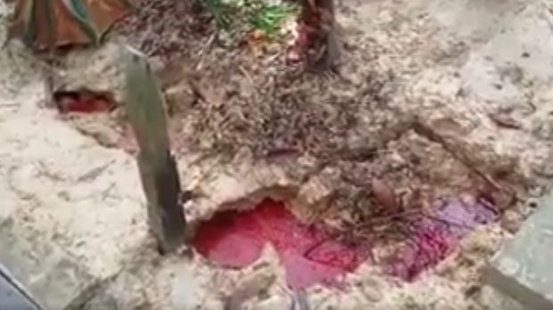 Sebuah makam di Balikpapan bikin heboh karena digenangi 'darah'